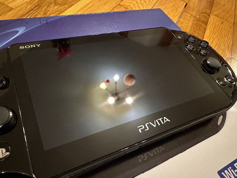 Sony PS Vita PCH-2000 (Slim) – пълен комплект, като нова