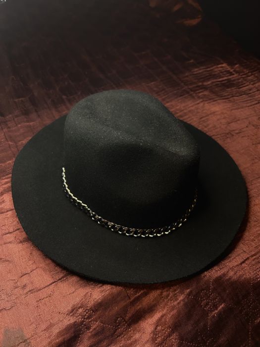 Чисто нова велурена шапка