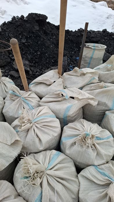 Уголь дрова в мешках.