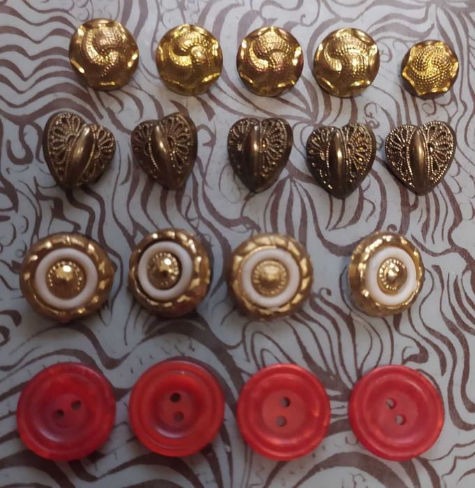 Пуговицы разные.