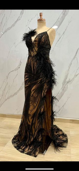 Бална рокля с пера