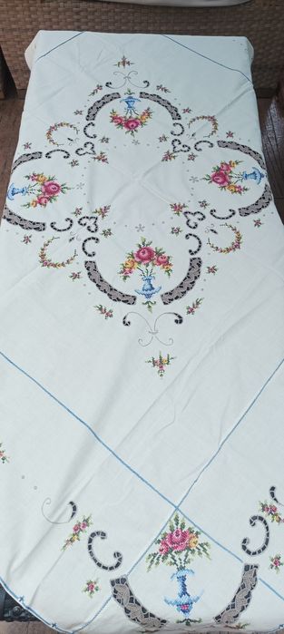 Ръчно бродирана покривка за маса