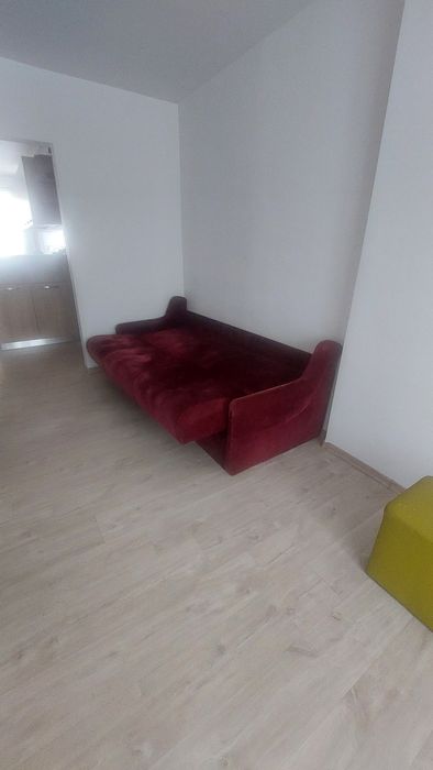 Canapea, catifea visinie