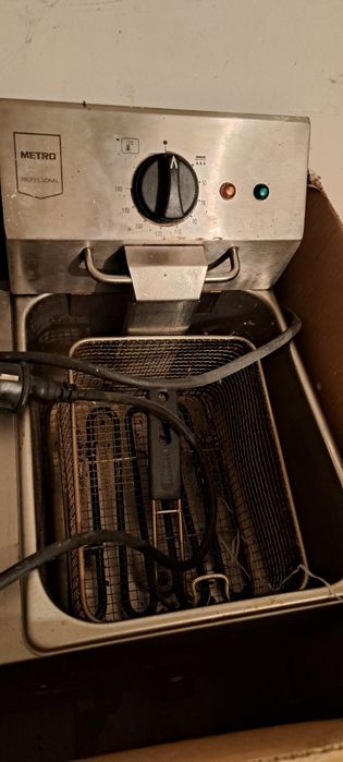 Vând friteuza electrica