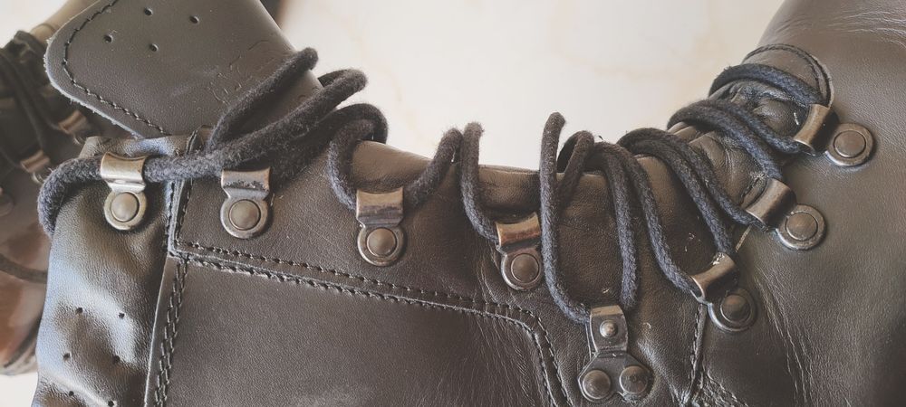 Bocanci din piele naturala cusuti