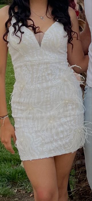 Бяла рокля с пера