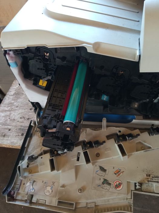 Принтер офисный работает