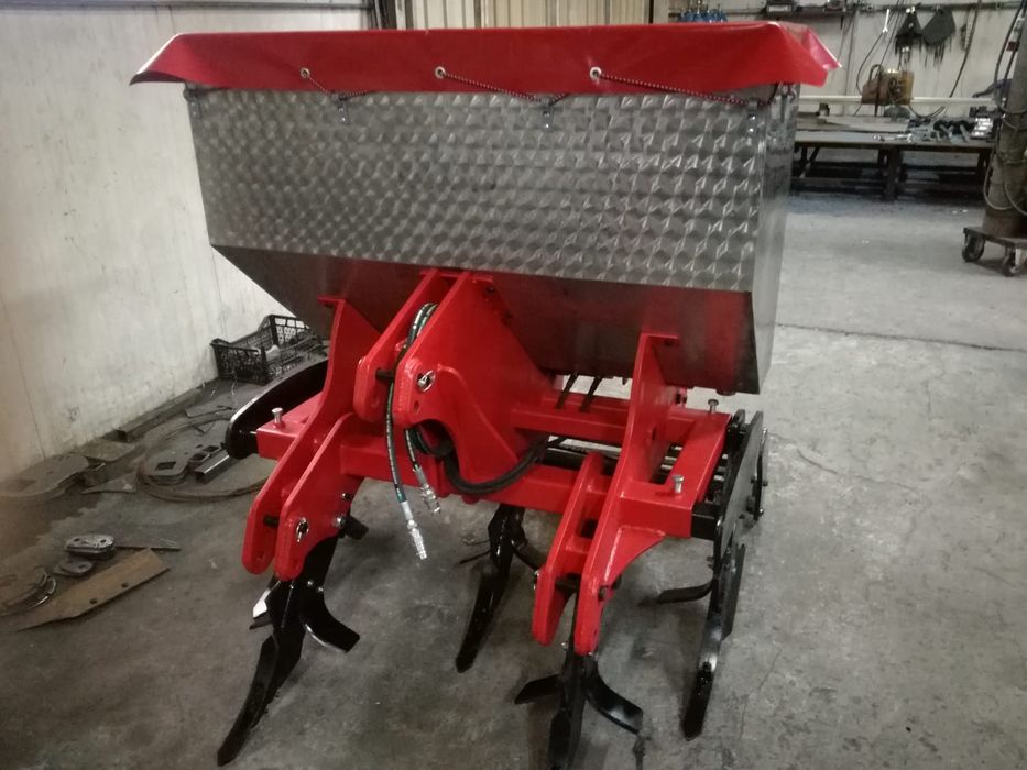 Vând scarificator cu fertilizator