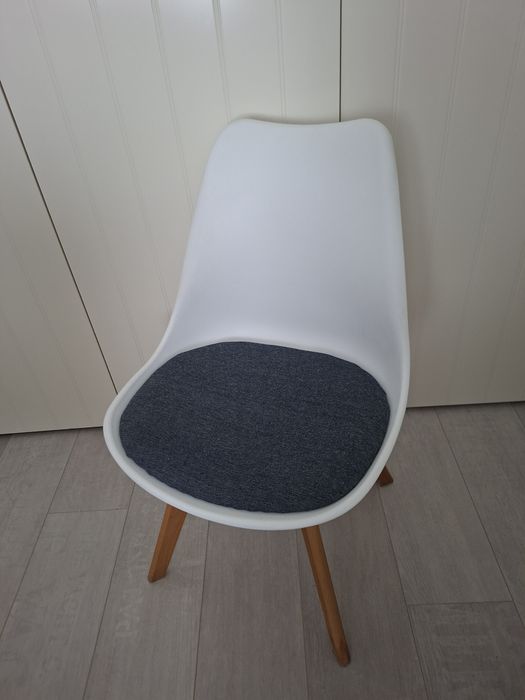 Scaun ikea cu picioare de lemn
