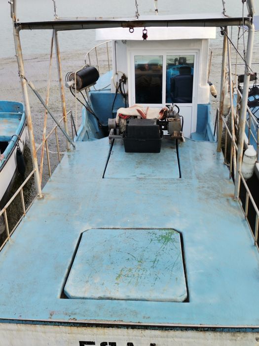 Продавам лодка за разходка или риболов