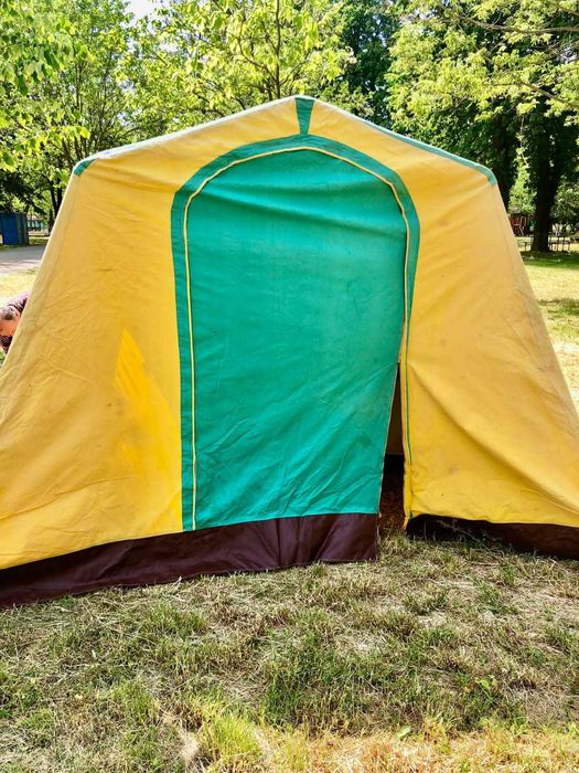 Cort 2 persoane pe schelet metalic cu hol si dormitor