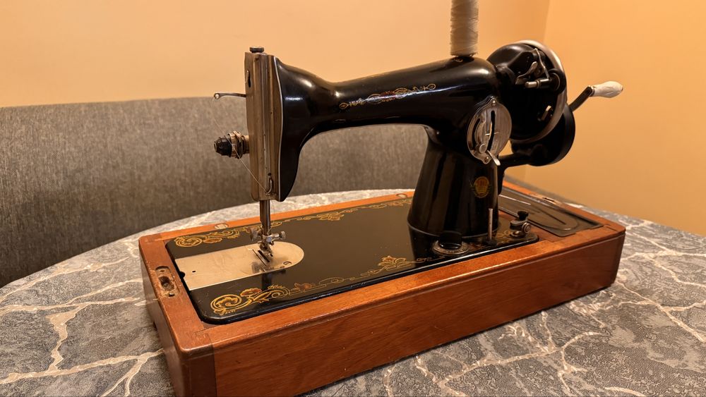 Ретро шевна машина Подольск 1М (ПМЗ им. Калинина) с оригинален капак