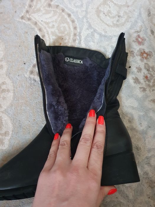 Продаю женские зимние ботинки