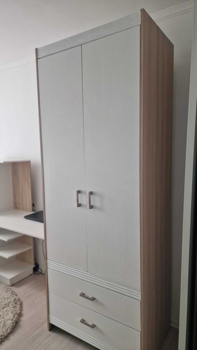 Продам стол и шкаф