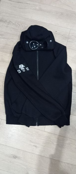 Суичер, Hooligans goggle zipped hoodie
