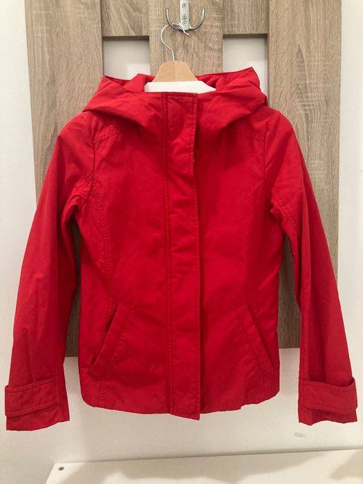 Яке на Benetton, червено