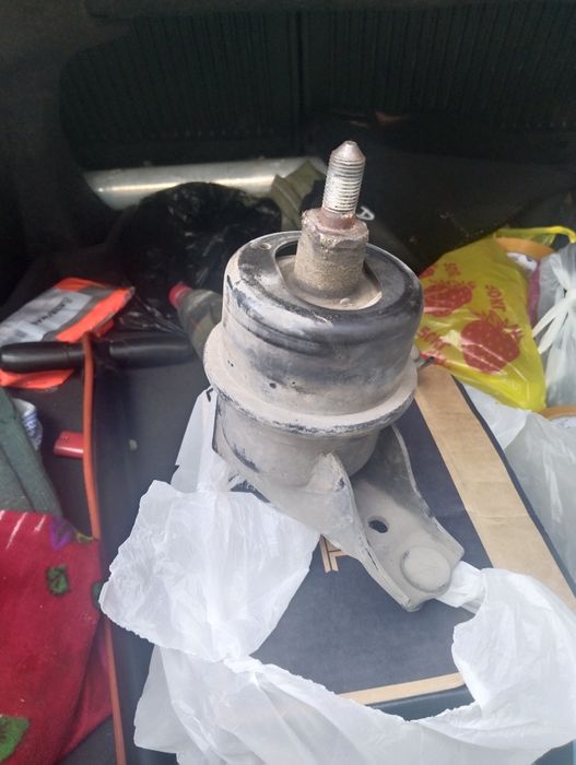 Подушка двигателя