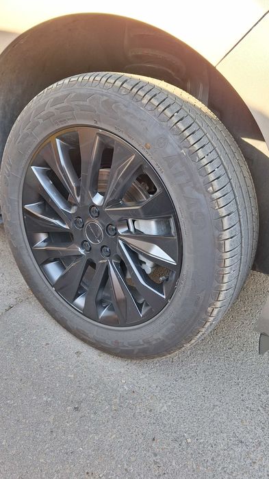 Гуми Атлас 235/55R19 101h
4 броя, на 100 км.