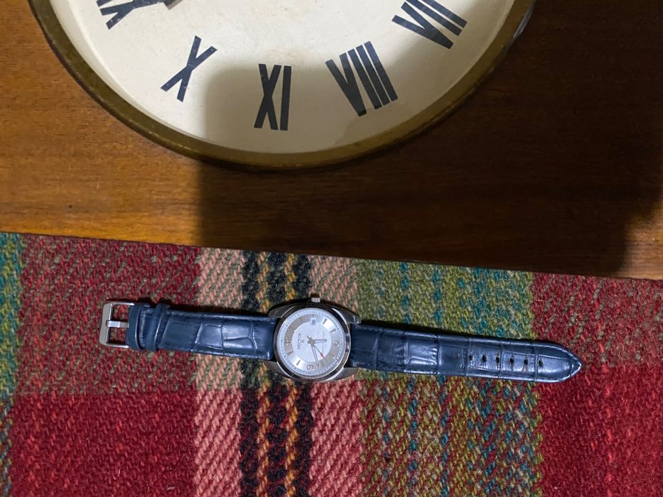 Два часовника ръчен и стенен
