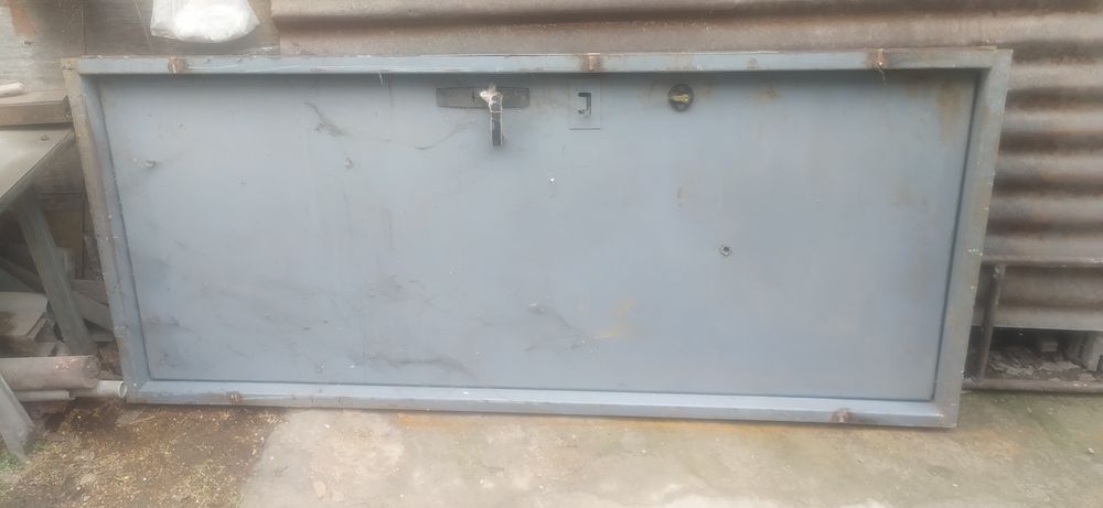 Продам железную дверь