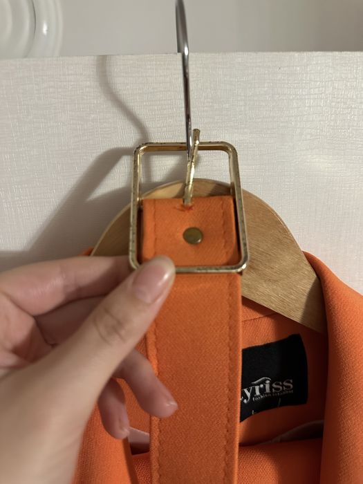 Оранжев костюм.