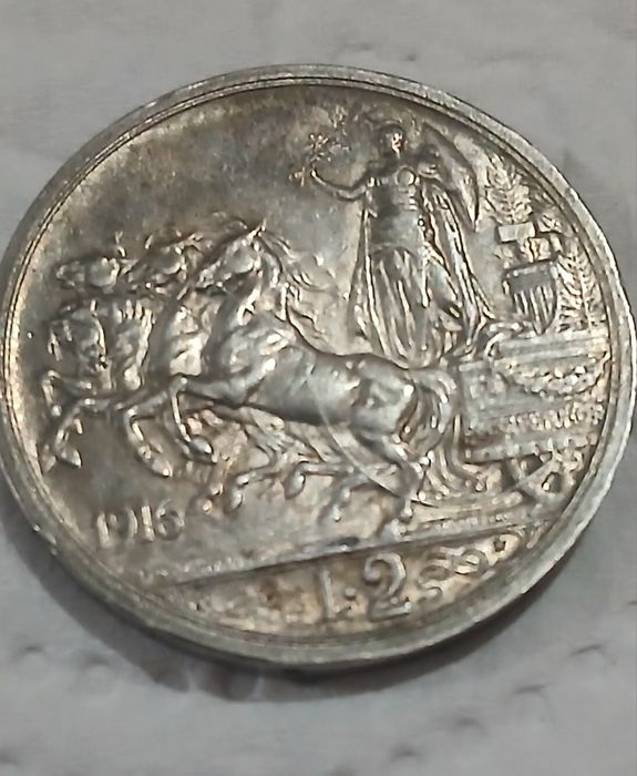 Стара сребърна монета.