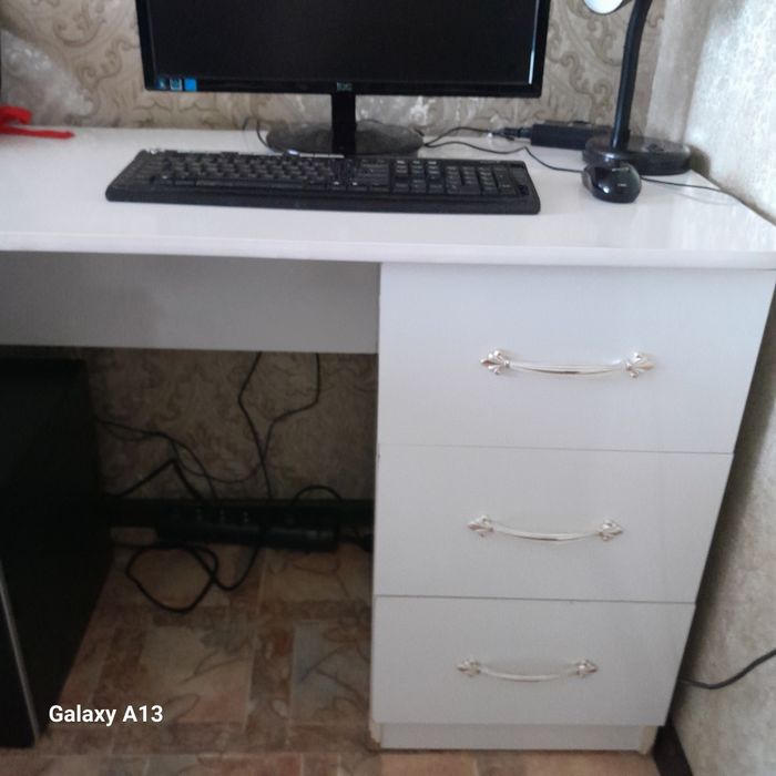 Продам ученический стол и ковёр