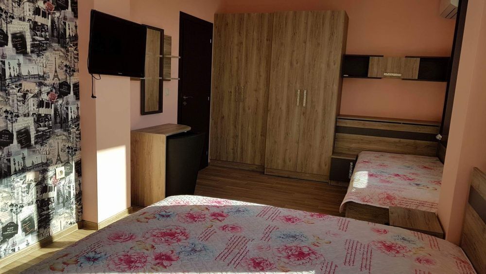 Дава се под наем Двустаен апартамент в Плевен, Идеален център - 75 кв.м за 400 € - Снимка #2