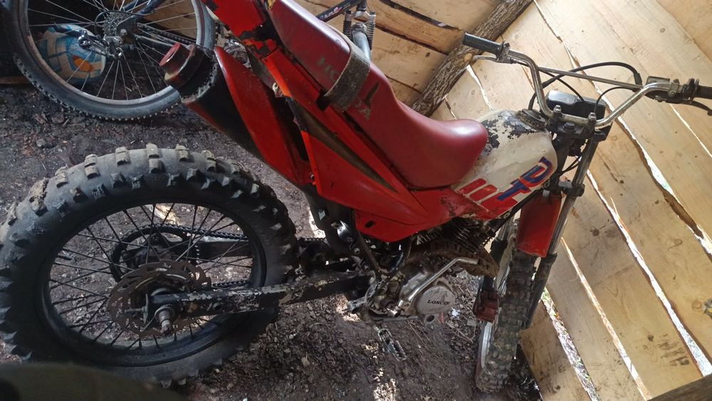 Vând atv de 250 răcire pe apă si un cross de 150 pe un atv de 350 400