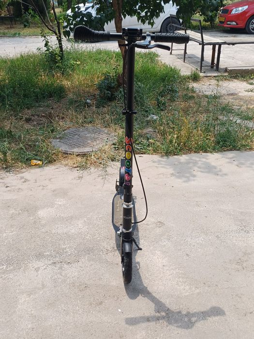 Самокат скутер удобен в управлении