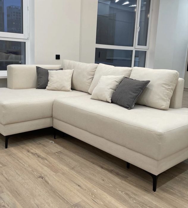 Продам трендовый  диван + пуф