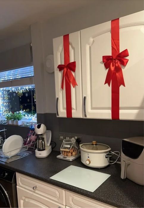 Банты на двери, мебель