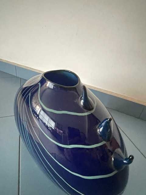 Красива ваза от ръчно духано стъкло, произведена в САЩ