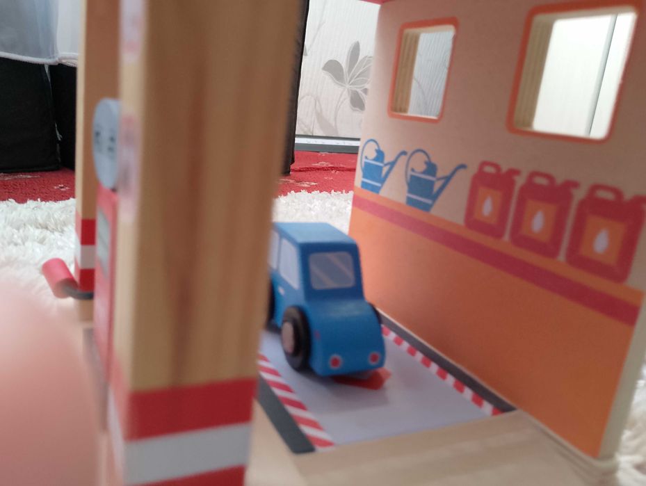 Дървена играчка - бензиностанция