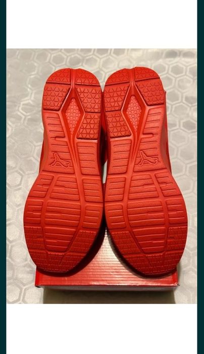 Чисто нови оригинални маратонки Puma, различни номера