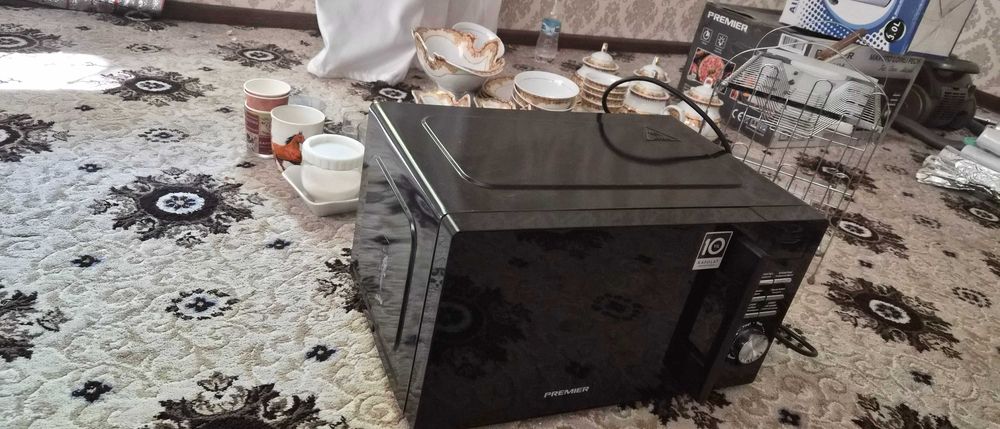 Микроволновка, посуда стол и стулья