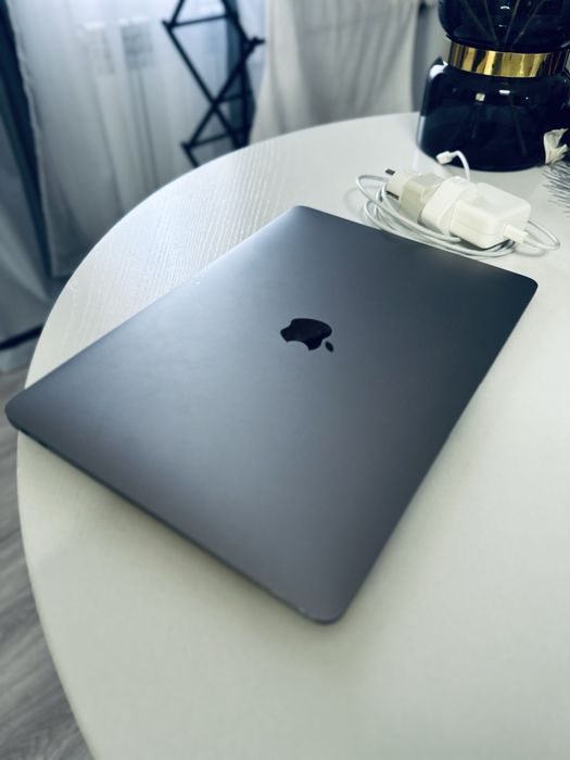Macbook Air M1( идеальное состояние)