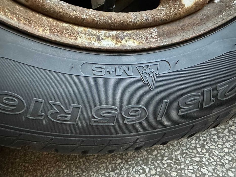 4бр. зимни гуми с метални джанти 215/65R16