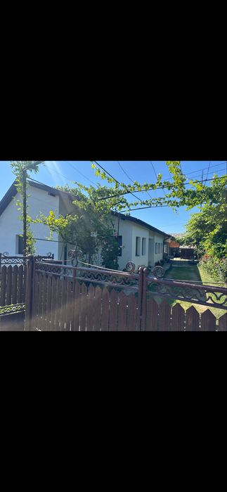 Vand casa 4 camere, 2 bai, garaj, camara, magazie, 2400 metri, la 10 min de DN1 , 25 min de Sinaia si 15 min de Ploiesti! Toate utilitatile!