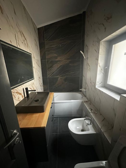 Închiriez apartament cu 3 camere