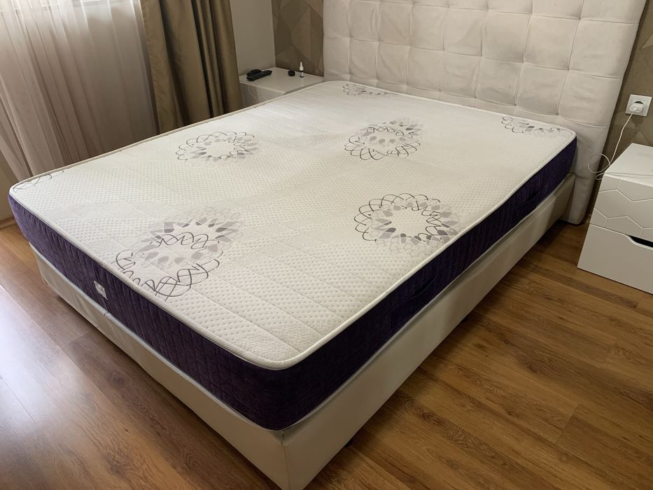 Спалня (твърда основа с матрак)