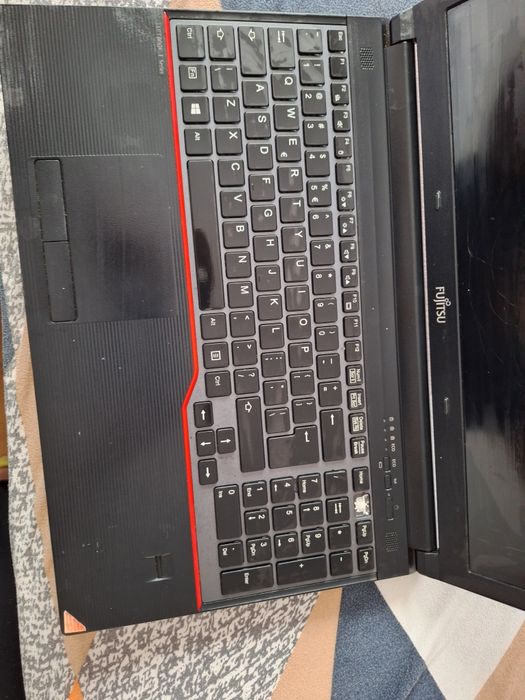 Vând laptop de piese
