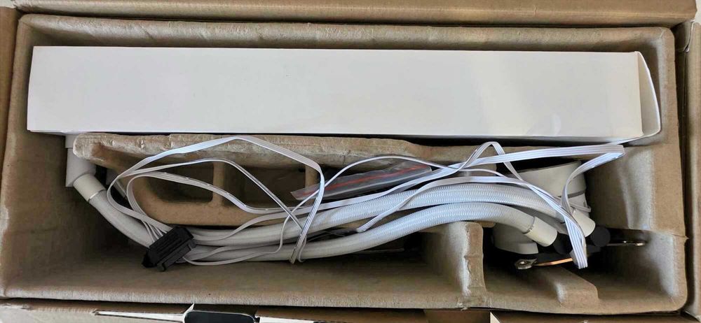 Vând sistem de răcire + ventilatoare Lian Li, alb  în stare foarte bun