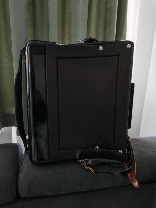 Vând acordeon Parrot 120 basi.