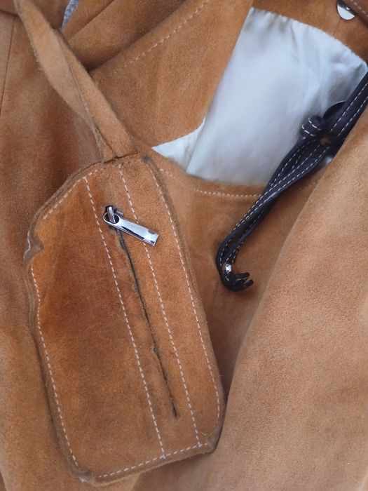 Preț redus – 60 lei. Geantă maxi din piele întoarsă naturală, foarte încăpătoare, perfectă pentru ținute casual/elegante.