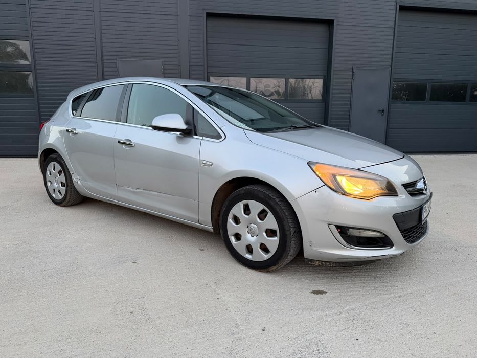 Opel Astra J 2013 1.6benzina + Gpl Avariat