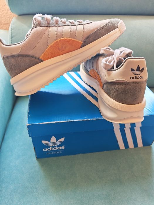 Маратонки Adidas .