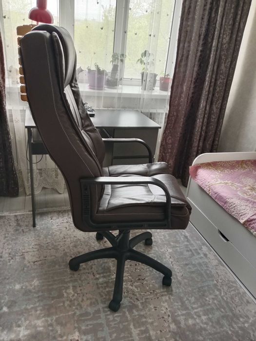 Кресло офисное, кожанное