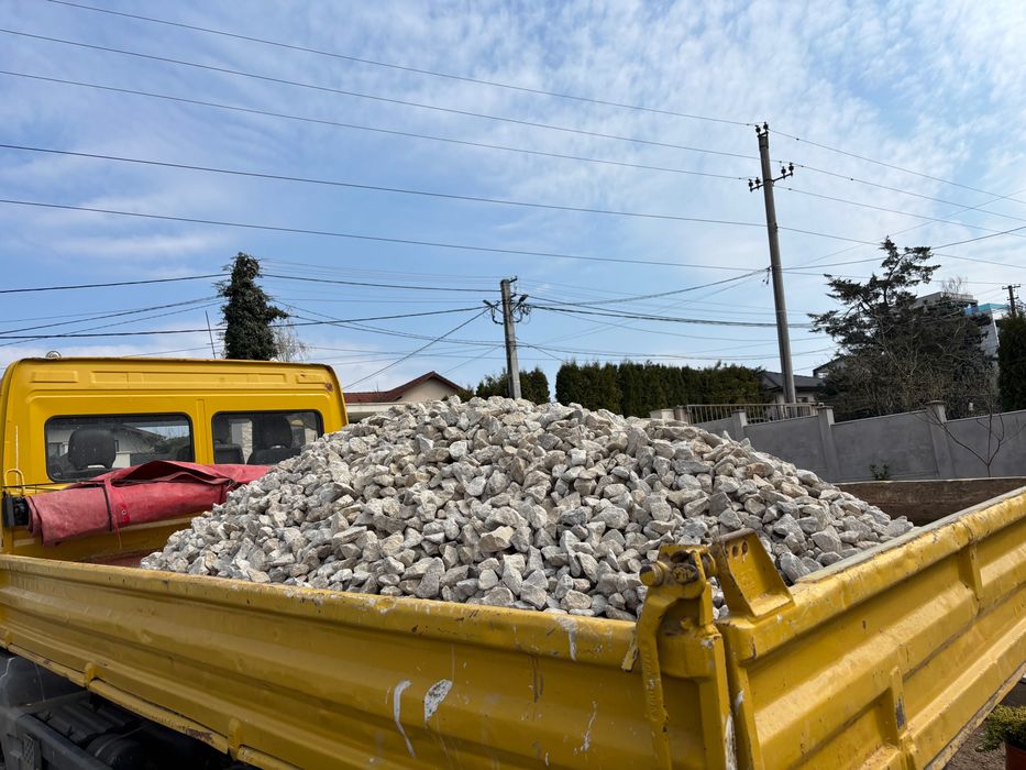 Transport cu auto de 7.5 Tone nisip, pamant vegetal, umplutura, piatra de cariera precum si alte materiale.