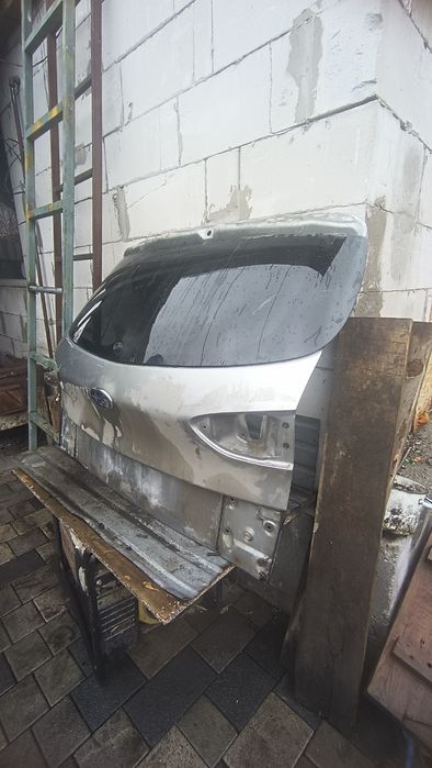 Стекло багажника